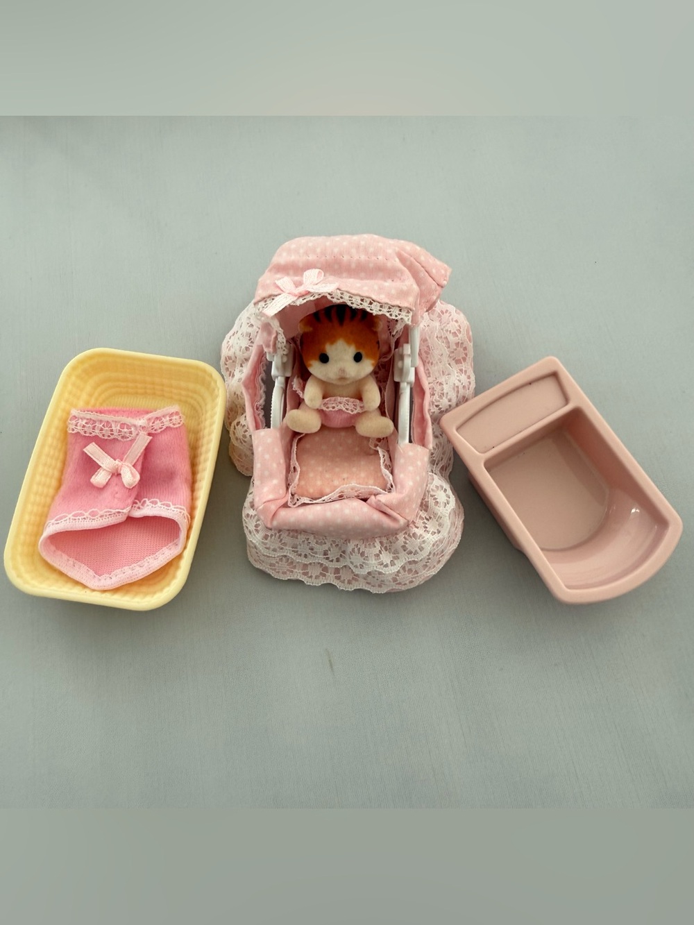 Sylvanian Families Calico Critters Baby Maple Cat Bassinet Accessories